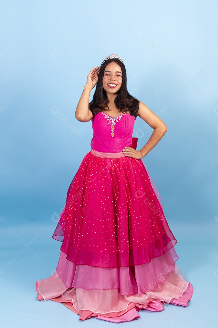 Linda garota usando vestidos de princesa