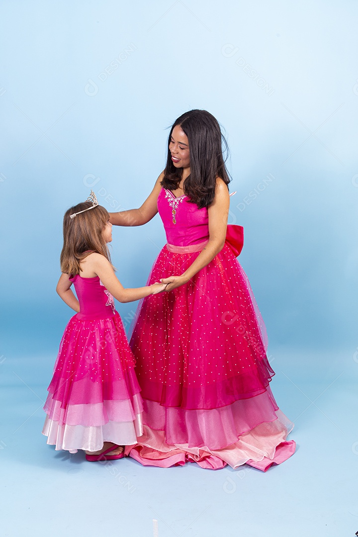 Lindas garotas usando vestidos de princesa