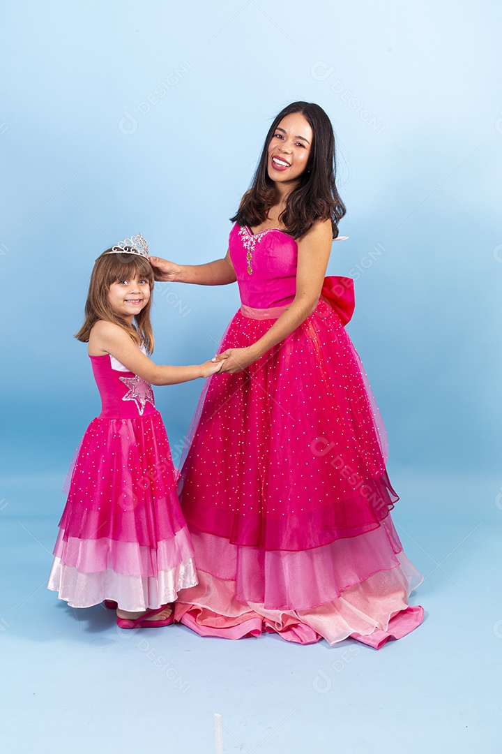 Lindas garotas usando vestidos de princesa