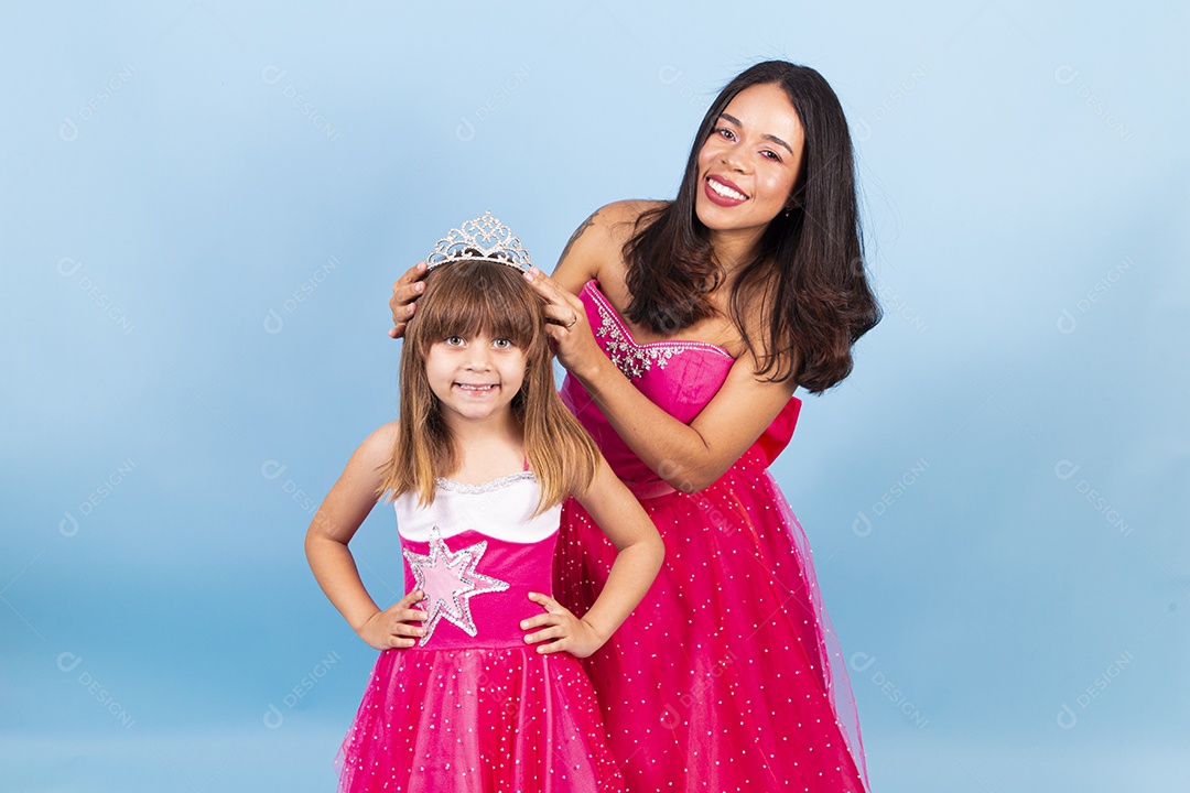 Lindas garotas usando vestidos de princesa