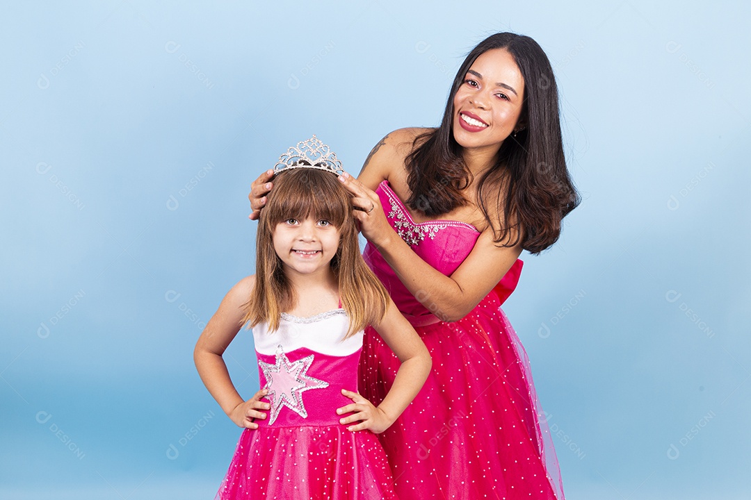 Lindas garotas usando vestidos de princesa