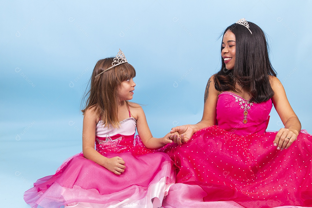 Lindas garotas usando vestidos de princesa