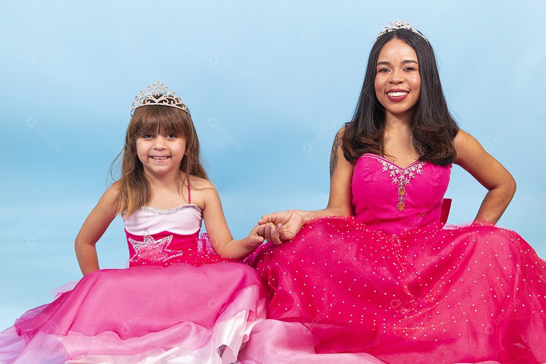 Lindas garotas usando vestidos de princesa