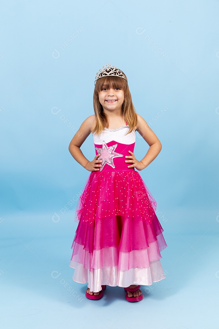 Linda garotinha usando vestido de princesa