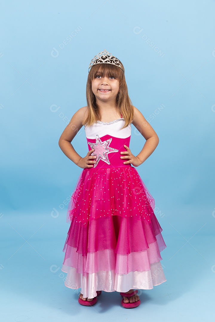 Linda garotinha usando vestido de princesa