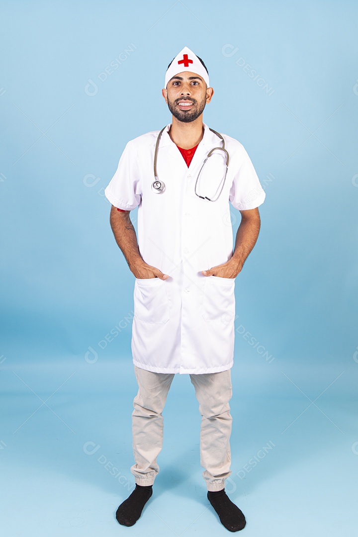 Homem médico sobre fundo isolado