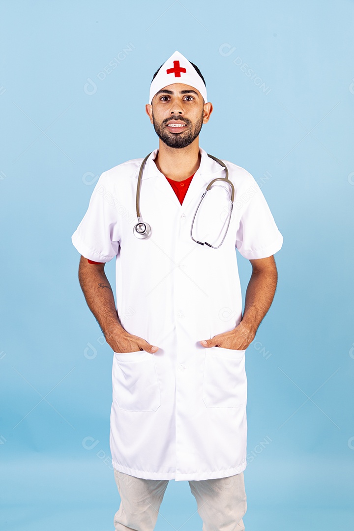 Homem médico sobre fundo isolado