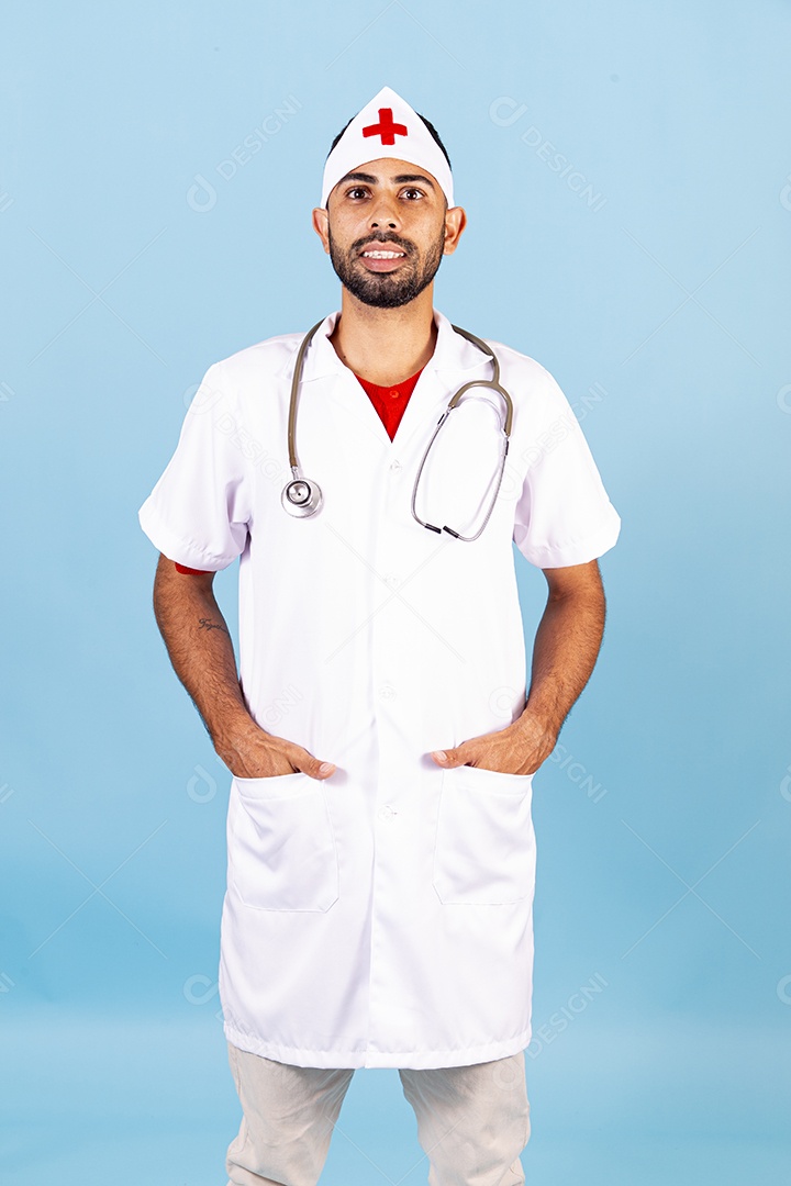 Homem médico sobre fundo isolado
