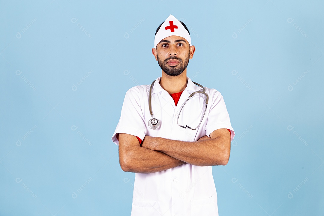 Homem médico sobre fundo isolado