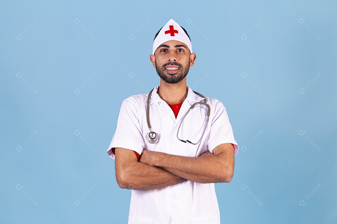 Homem médico sobre fundo isolado
