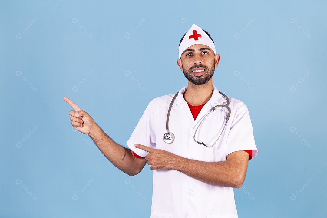 Homem médico sobre fundo isolado