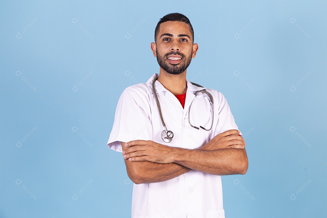 Homem médico sobre fundo isolado