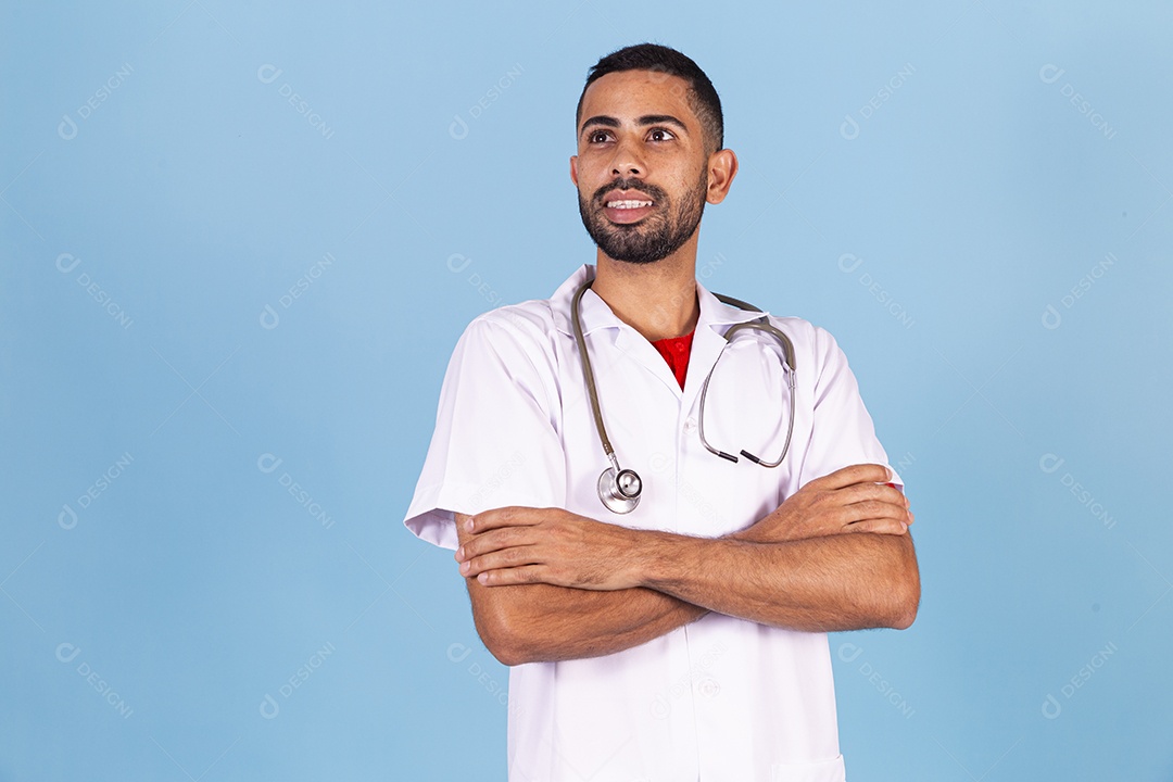 Homem médico sobre fundo isolado