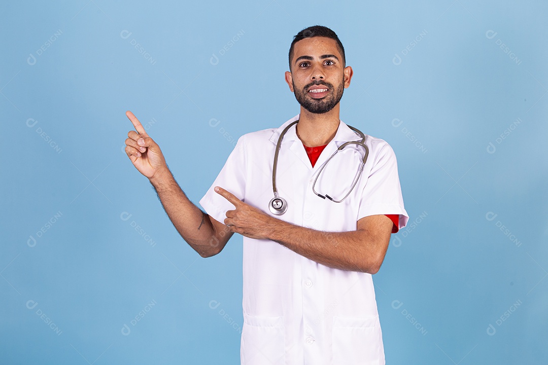 Homem médico sobre fundo isolado