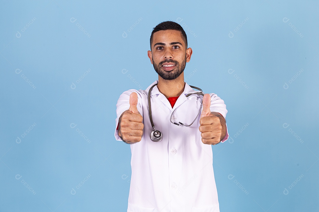 Homem médico sobre fundo isolado
