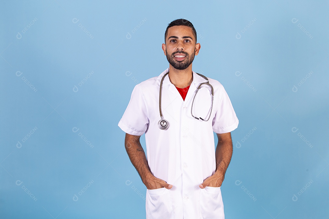 Homem médico sobre fundo isolado