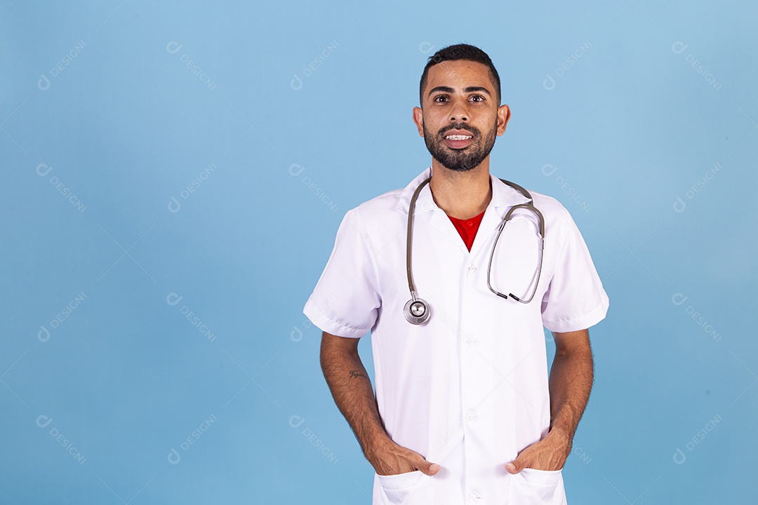 Homem médico sobre fundo isolado