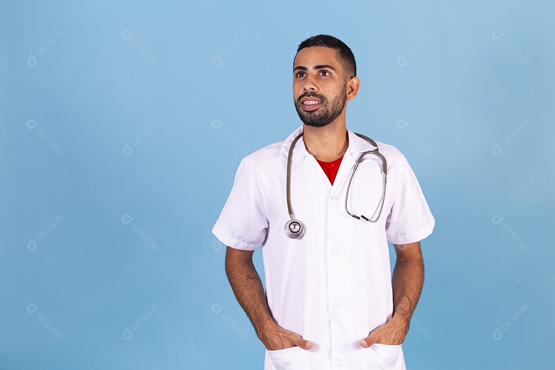 Homem médico ao lado de enfermeira