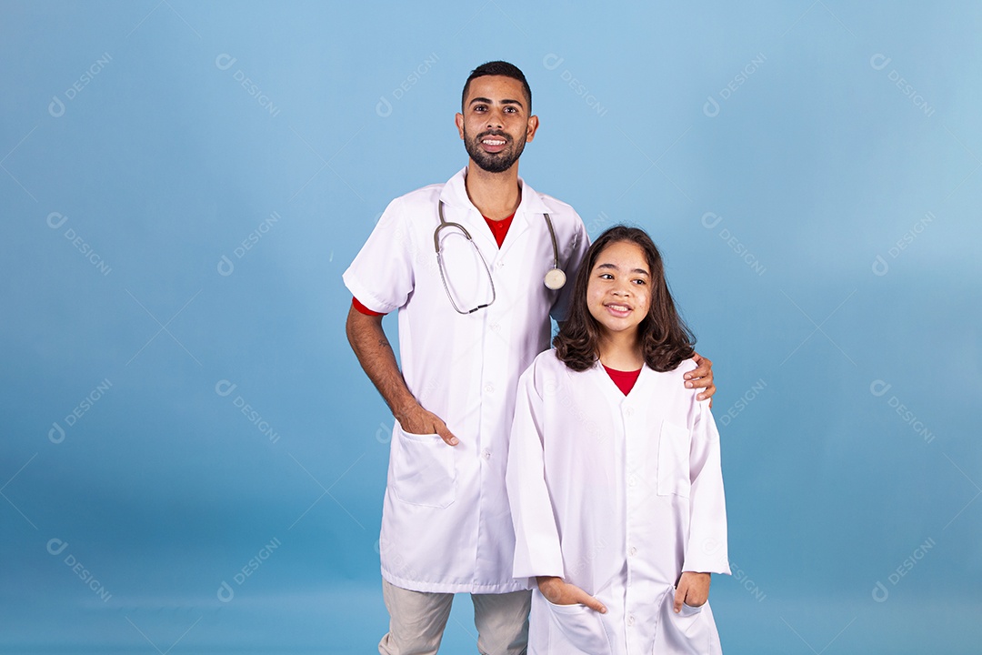 Homem médico ao lado de enfermeira