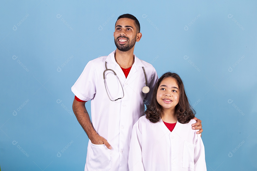 Homem médico ao lado de enfermeira