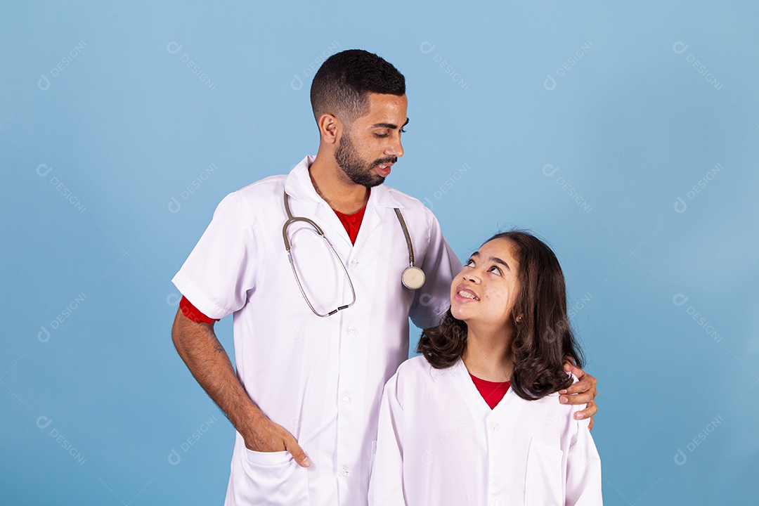 Homem médico ao lado de enfermeira