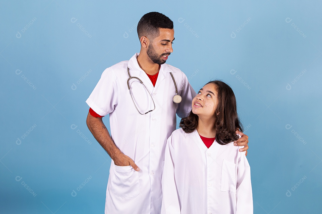 Homem médico ao lado de enfermeira