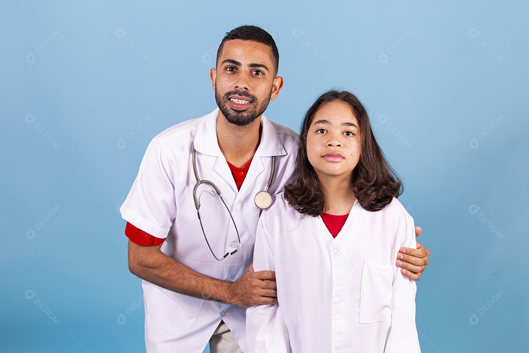 Homem medico ao lado de enfermeira