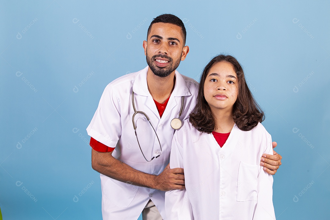 Homem médico ao lado de enfermeira