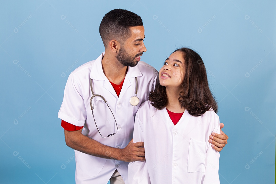 Homem médico ao lado de enfermeira