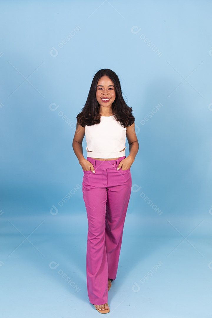 Linda garota jovem sorridente sobre fundo isolado