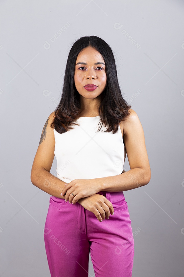 Linda garota jovem sorridente sobre fundo isolado