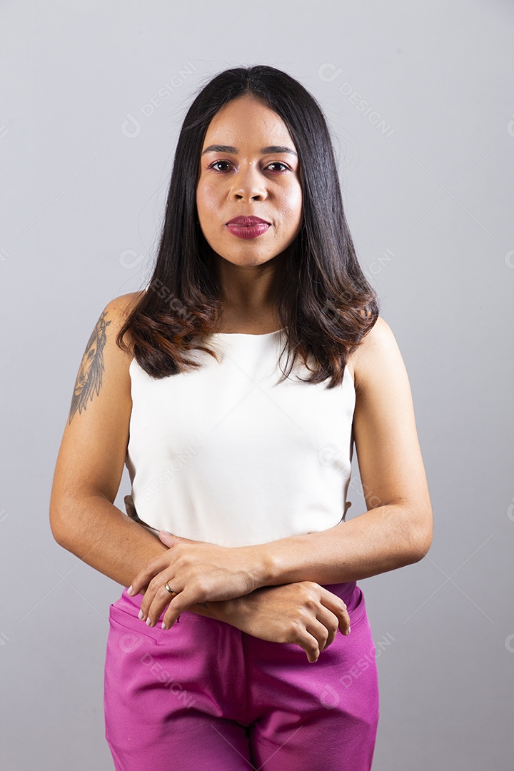 Linda garota jovem sorridente sobre fundo isolado