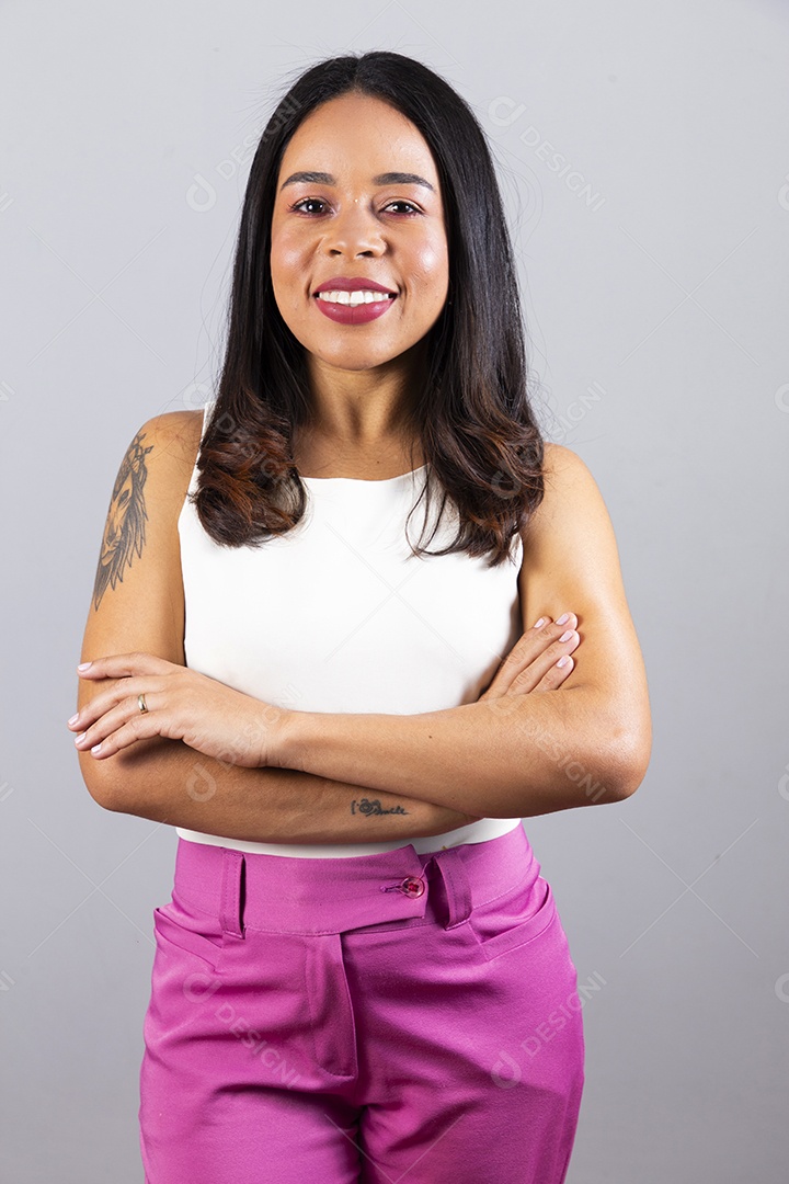 Linda garota jovem sorridente sobre fundo isolado