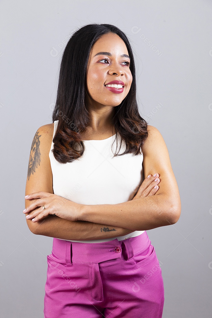 Linda garota jovem sorridente sobre fundo isolado