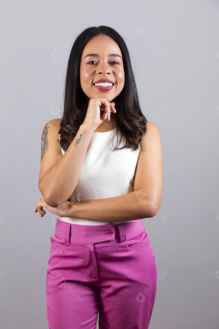 Linda garota jovem sorridente sobre fundo isolado