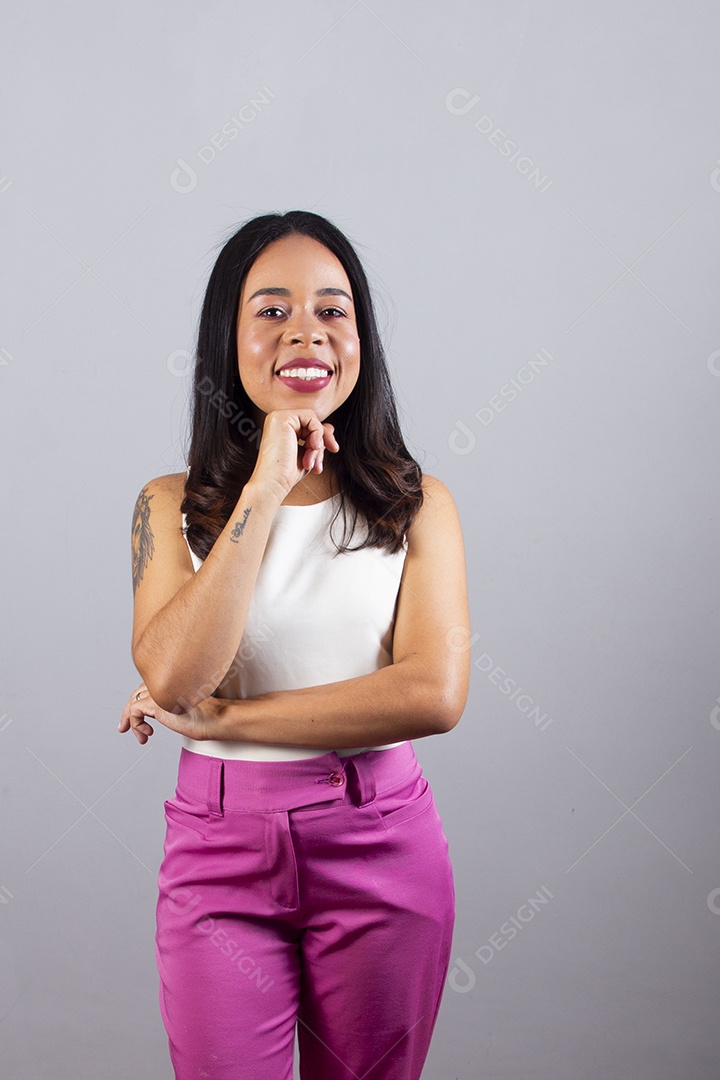 Linda garota jovem sorridente sobre fundo isolado