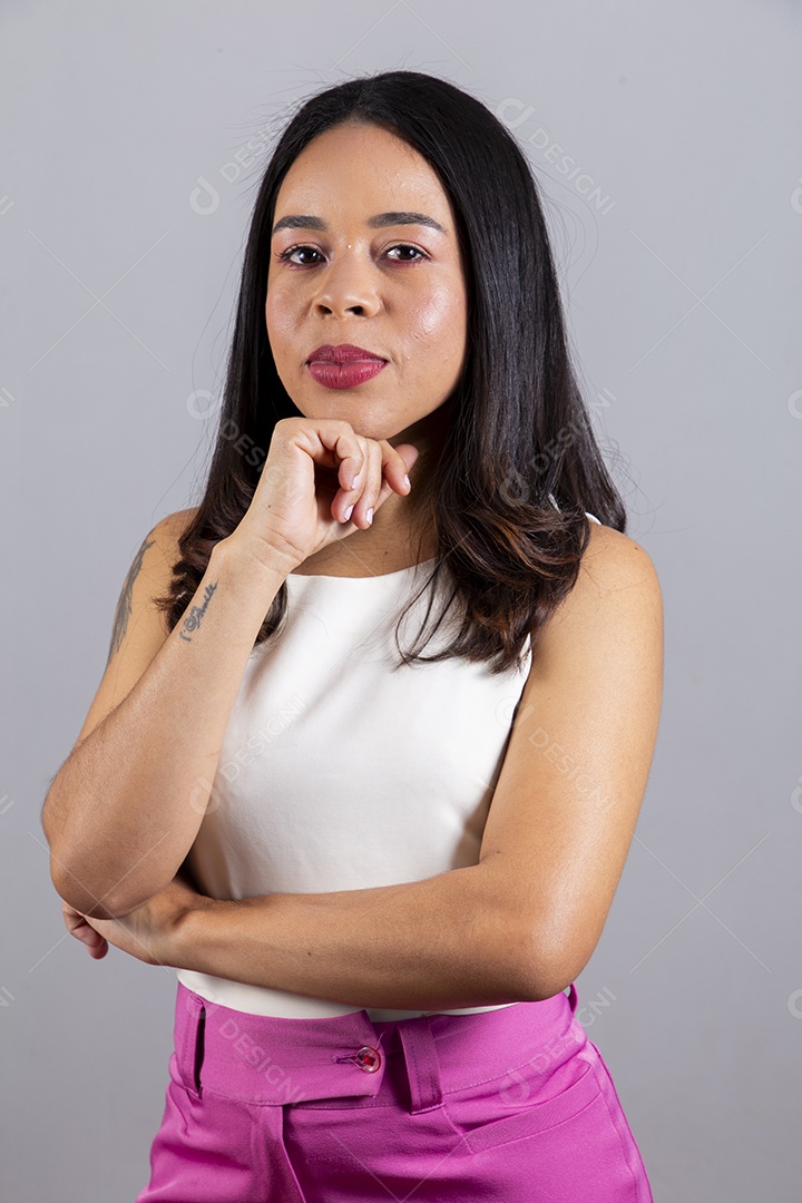 Linda garota jovem sorridente sobre fundo isolado