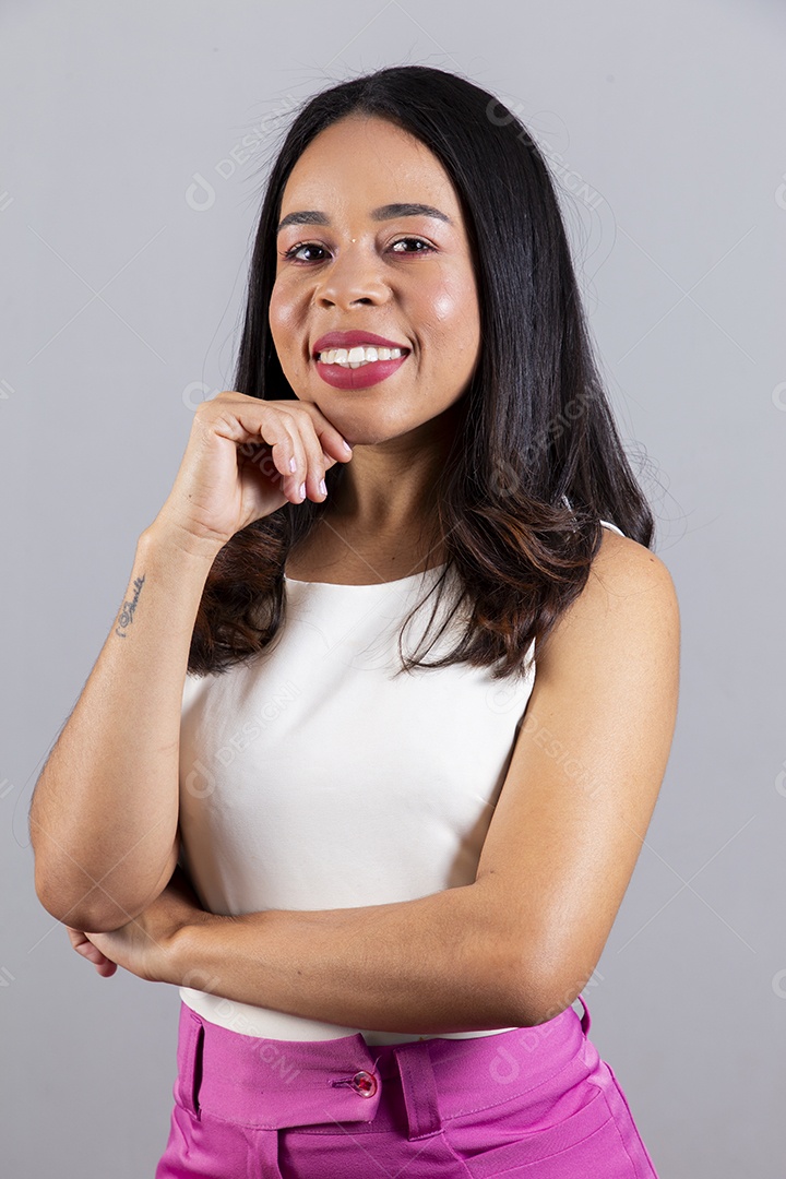 Linda garota jovem sorridente sobre fundo isolado