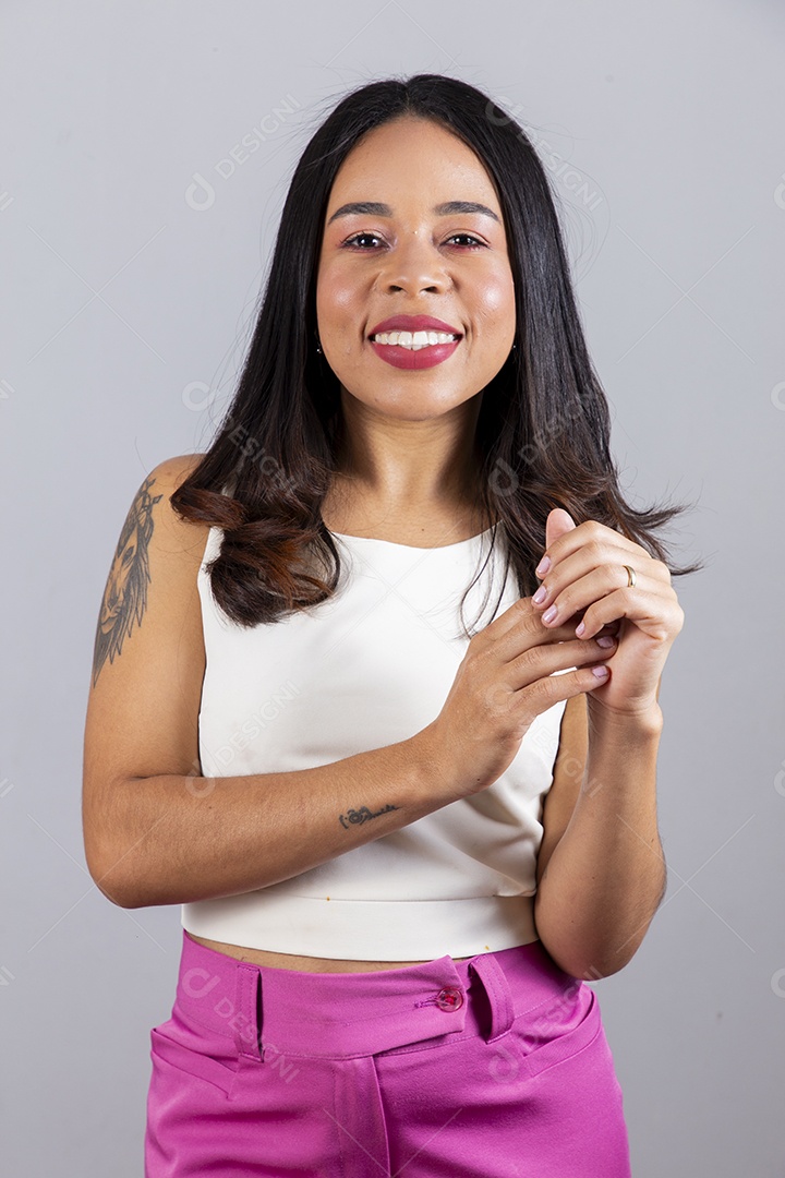 Linda garota jovem sorridente sobre fundo isolado