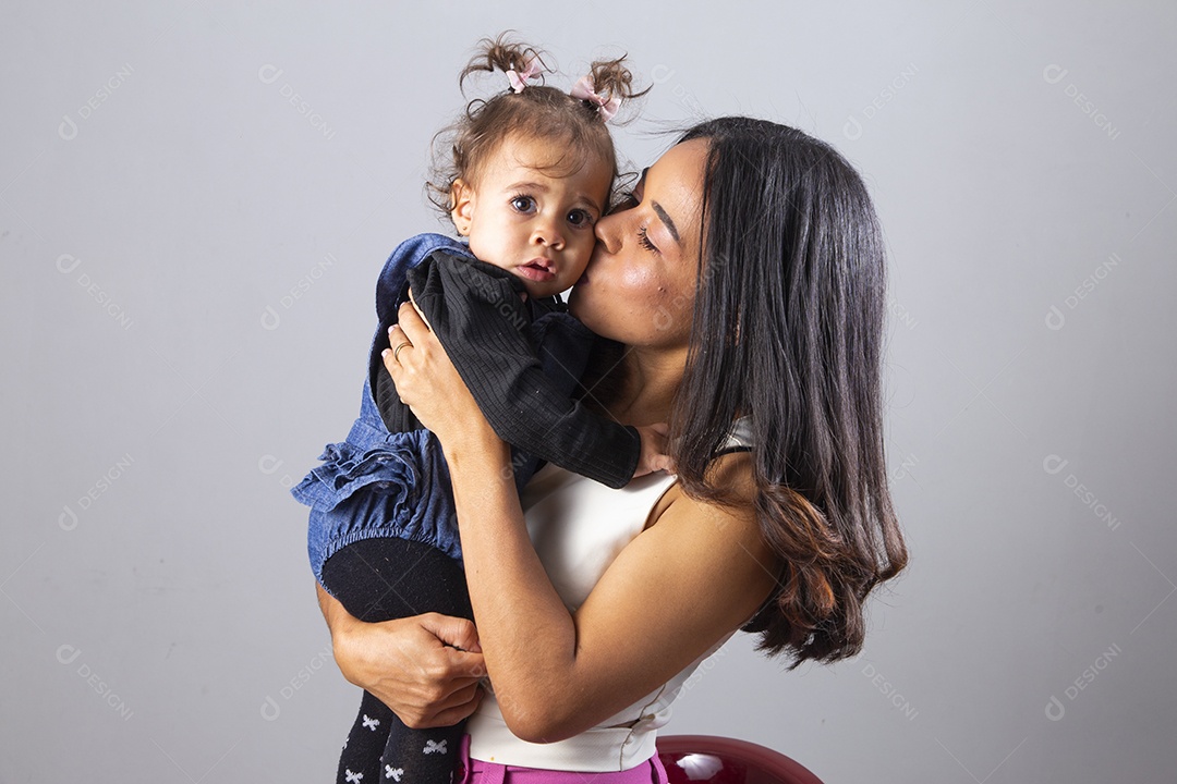 Linda mulher segurando sua filha