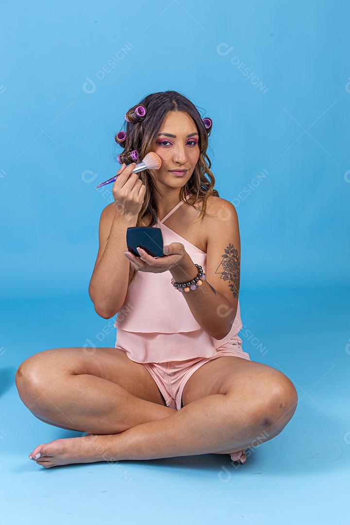 Linda mulher jovem sorridente fundo isolado