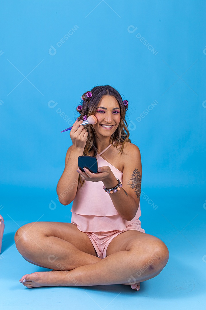 Linda mulher jovem sorridente fundo isolado