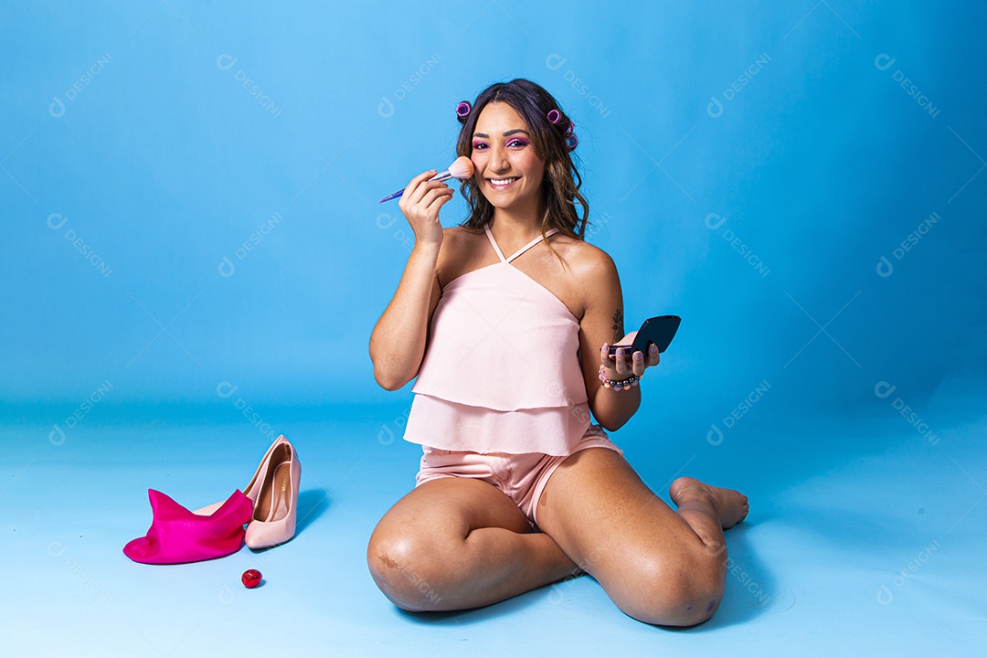 Linda mulher jovem sorridente fundo isolado