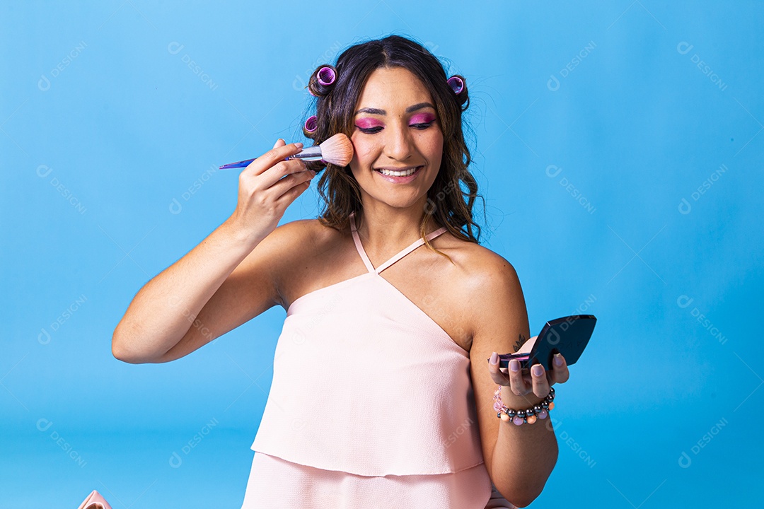 Linda mulher jovem sorridente fundo isolado