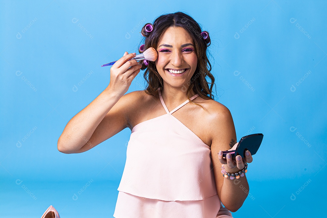 Linda mulher jovem sorridente fundo isolado