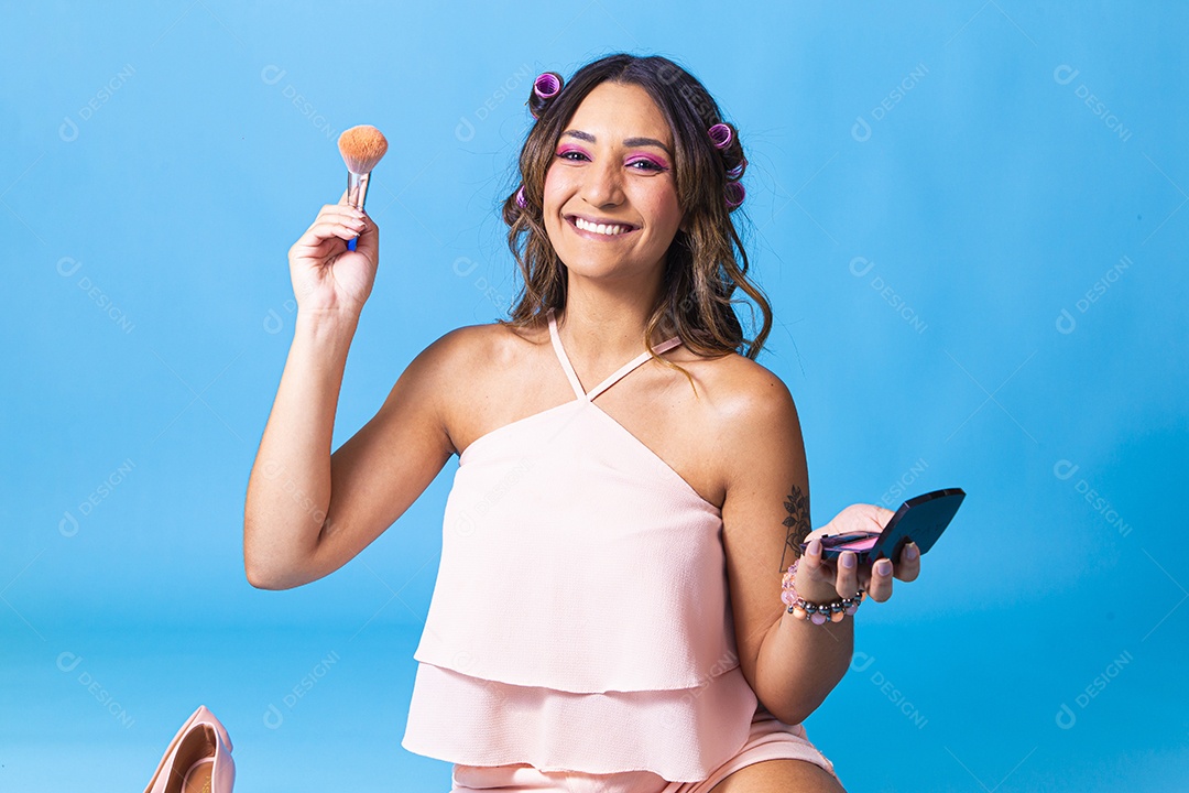 Linda mulher jovem sorridente fundo isolado