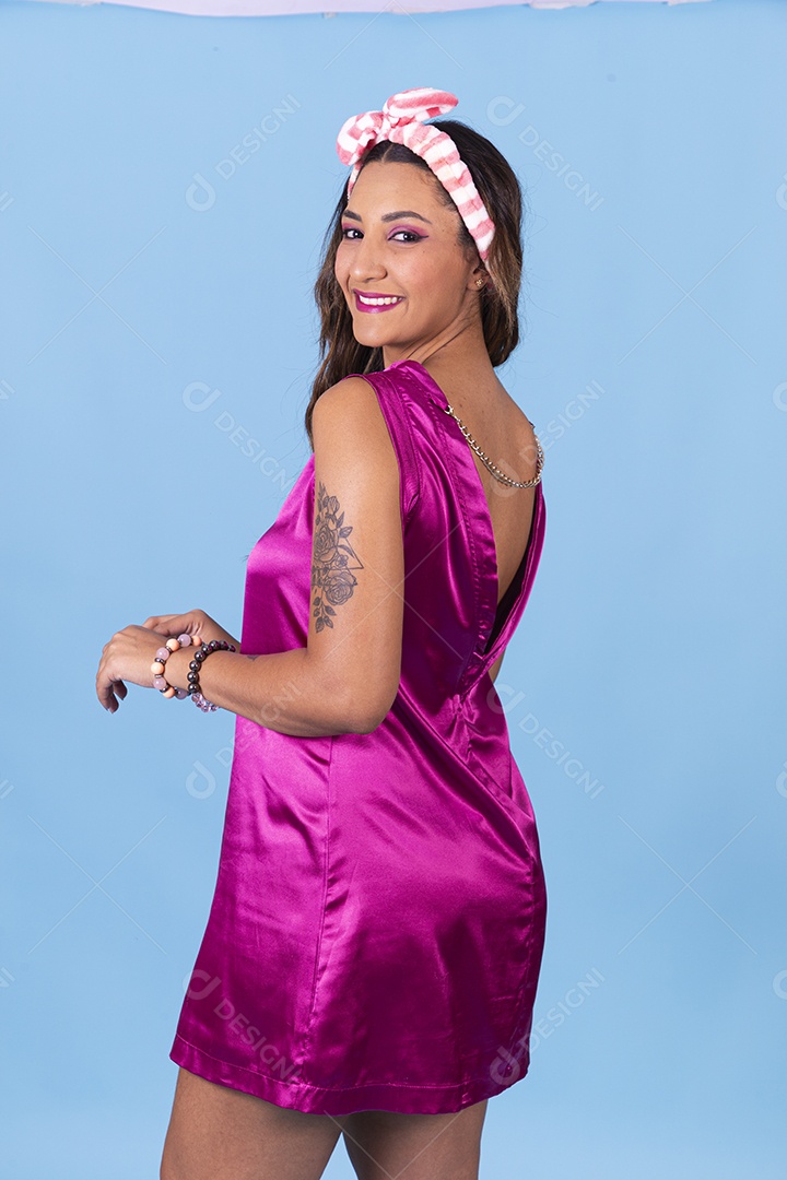Linda mulher jovem sorridente usando vestido rosa fundo isolado