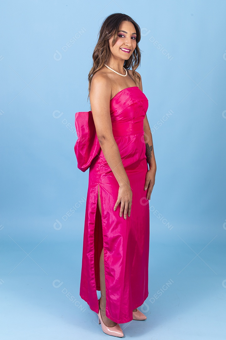 Linda mulher jovem sorridente usando vestido rosa fundo isolado