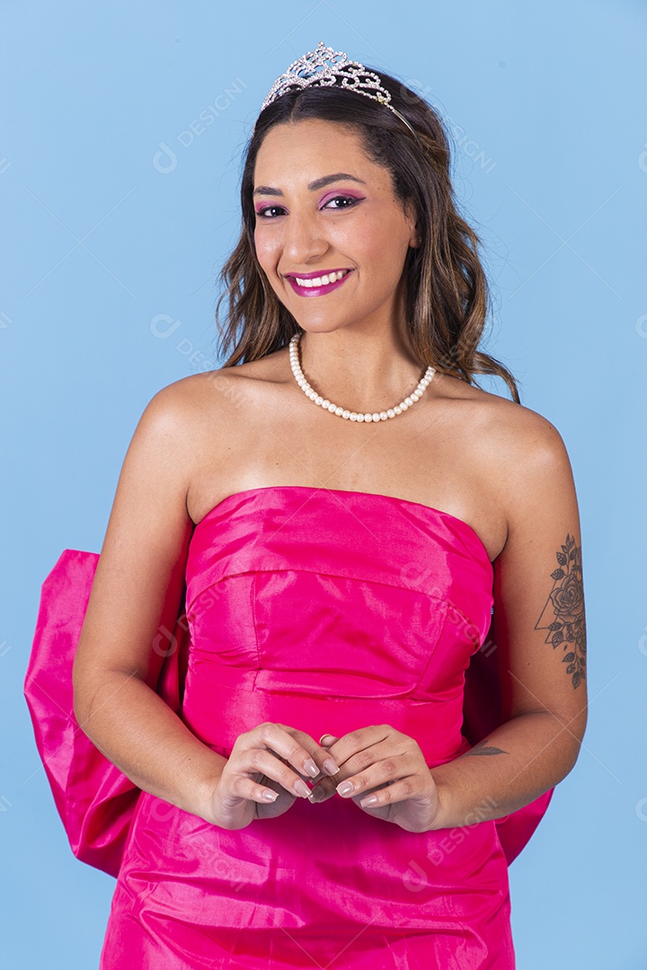 Linda mulher jovem sorridente usando vestido rosa fundo isolado