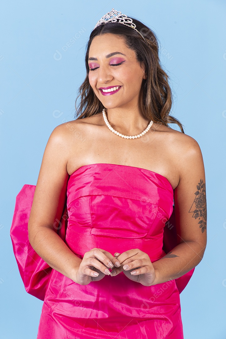 Linda mulher jovem sorridente usando vestido rosa fundo isolado